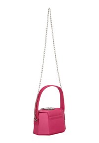 Rosa Handtasche aus Kunstleder mit einer strukturierten rechteckigen Form, einem kurzen Griff und einem silbernen Kettenriemen. Verfügt über eine dekorative Perlenverzierung oben.