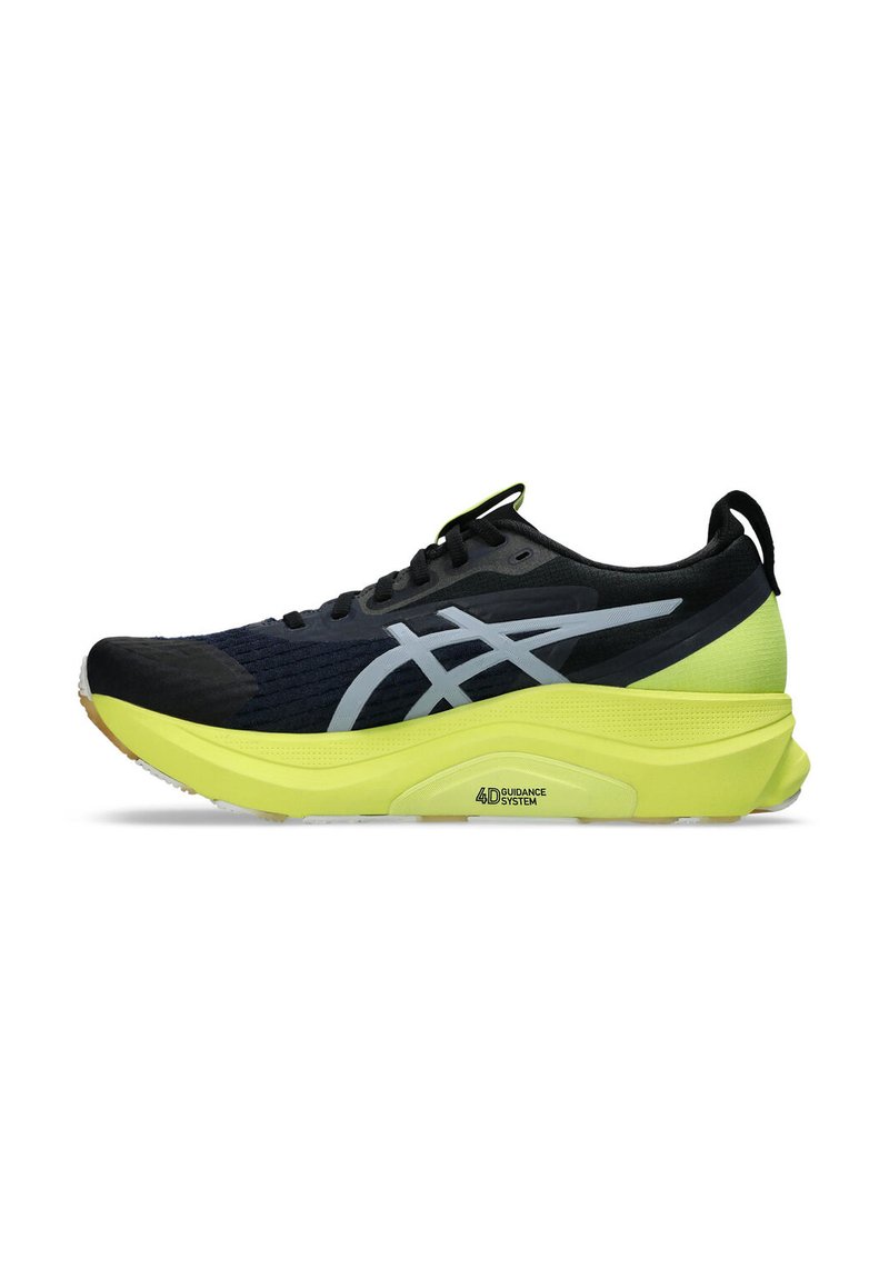 Scarpa da corsa nera con una tomaia testurizzata, dettagli riflettenti argento e suola gialla neon dotata di un Sistema di Guida 4D.