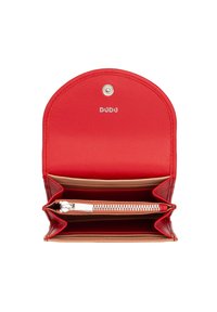 Portafoglio in pelle rossa con pattina arrotondata, chiusura a scatto e diversi slot per carte. L'interno presenta una tasca con zip e una texture liscia.