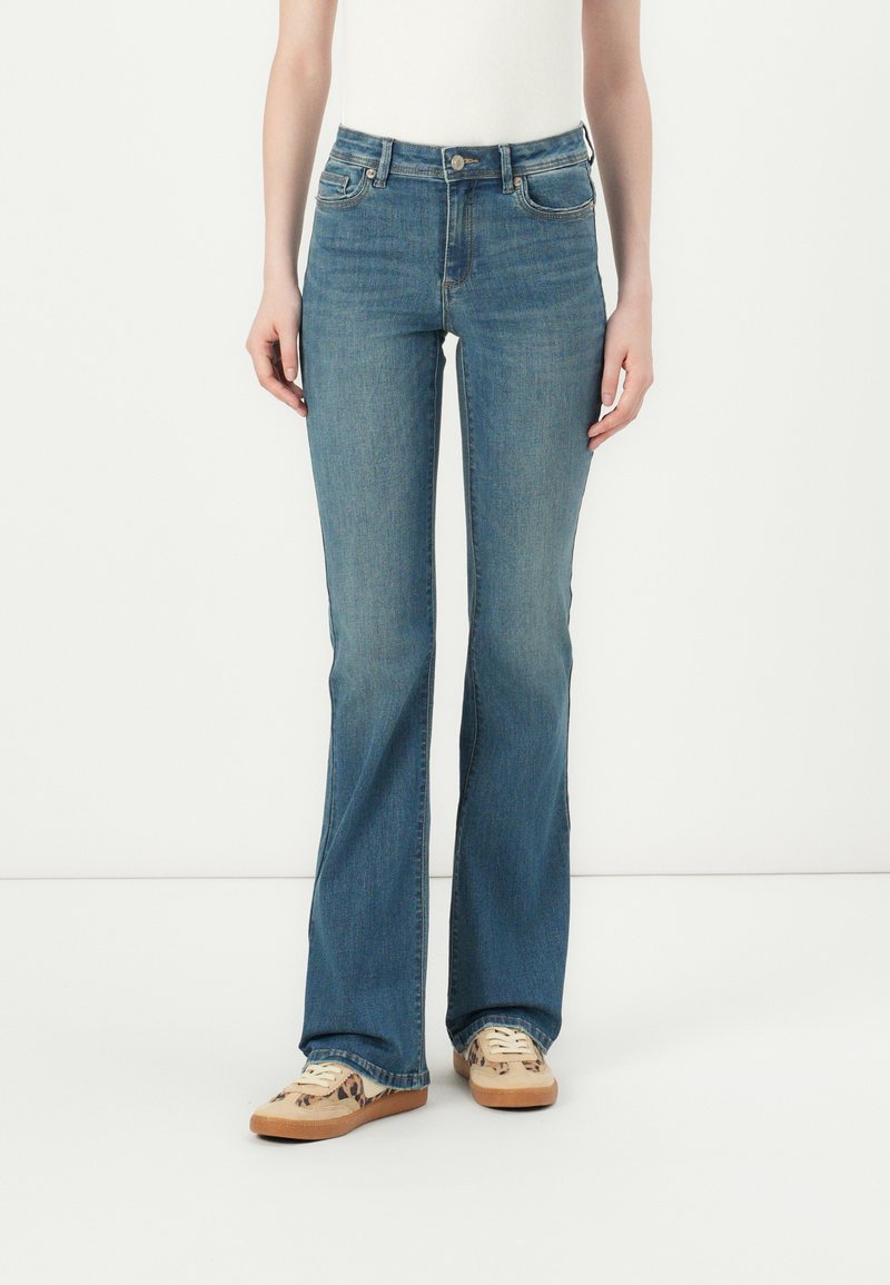 ONLY ONLWAUW MID WAIST FLARED - Flared jeans - medium blue denim
