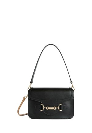 Borsa a tracolla in pelle nera con dettaglio morsetto a forma di cavallo in tonalità oro e due cinturini, uno corto e uno lungo rimovibile.