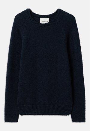 Navyblauwe gebreide trui met een ronde halslijn, lange mouwen en ribgebreide manchetten en onderkant. Zachte textuur en eenvoudig ontwerp, zonder patronen of accenten.