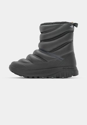 Svart isolert støvel med en teksturert, puffy design, som har en gummisåle, glidelås på toppen og en fremtredende logo på siden.