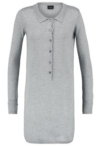 Abito pullover grigio chiaro in maglia con colletto, maniche lunghe e patta anteriore con bottoni, dotata di cinque bottoni. Texture morbida.
