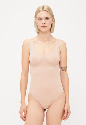 Bodysuit couleur chair avec un col rond et de larges bretelles, fabriqué en tissu lisse et extensible. Présente un design simple sans embellissements.