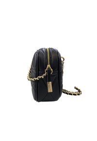 Borsa a tracolla in pelle nera con design trapuntato, hardware dorato, chiusura a zip e tracolla a catena. Forma compatta e arrotondata con superficie testurizzata.