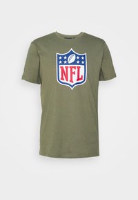 Olivově zelené bavlněné tričko s krátkým rukávem, s modrou a červenou NFL logem na bílém štítu se hvězdami nad ním.