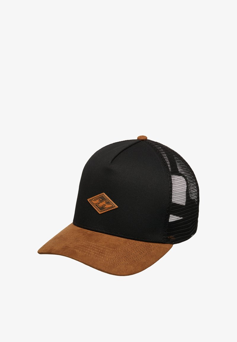 Casquette noire avec une visière en daim marron, un dos en mesh et un logo orange embossé à l'avant. Présente une forme structurée et des détails de couture.