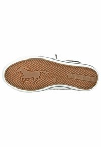 Semelle de sneaker en caoutchouc marron avec un motif en chevron. Présente un design de cheval au galop et une marque 'MUSTANG' le long du bord.