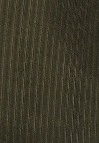 Tessuto strutturato in verde oliva scuro con motivi a righe verticali. Texture morbida con leggera lucentezza, adatto per rivestimenti o capi di abbigliamento.