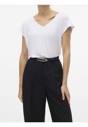 Witte v-hals blouse met korte mouwen, gecombineerd met hoge zwarte broeken met een zwarte riem met een gouden ovale gesp.