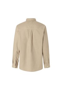 Camicia beige a maniche lunghe con colletto classico, polsini bottonati e design a cucitura sul retro. Realizzata in tessuto leggero e morbido.