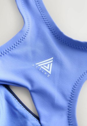 Hellblauer Sport-BH mit glattem Stoff, Nahtdetails und einem weißen "ACTIVE"-Logo mit geometrischem Design.