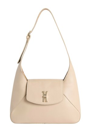 Borsa a tracolla in pelle beige con una singola tracolla regolabile, patta frontale e chiusura in metallo dorato con logo stilizzato a forma di "K".
