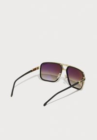 Ochelari de soare cu rame pătrate, lenti degradate de culoare violet închis, rame din metal aurit și brațe din plastic negru, dotate cu tampoane nazale transparente.