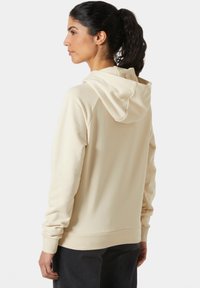 Beige capuchon sweatshirt met een ontspannen pasvorm, voorzien van ribgebreide mouwen en zoom, zachte textuur en een minimalistisch ontwerp.