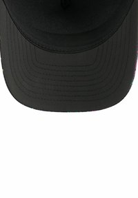 Schwarzcap mit flachem Schirm, Stoffstruktur und mehrfarbigen Akzenten am Rand. Verfügt über Nähdetails und einen oberen Knopf.
