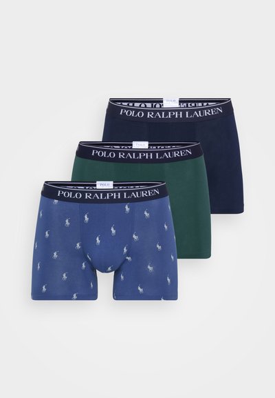 Conjunto de boxers masculinos em azul marinho, verde e azul estampado. Apresenta algodão suave, cinturas elásticas com a marca "Polo Ralph Lauren".