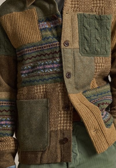 Μπουφάν από πατσγουόρκ μάλλινο με ανάμεικτα πλεκτά και υφαντά σχέδια σε αποχρώσεις του πράσινου, καφέ και μουσταρδί, με κουμπιά και πολλαπλές τσέπες.