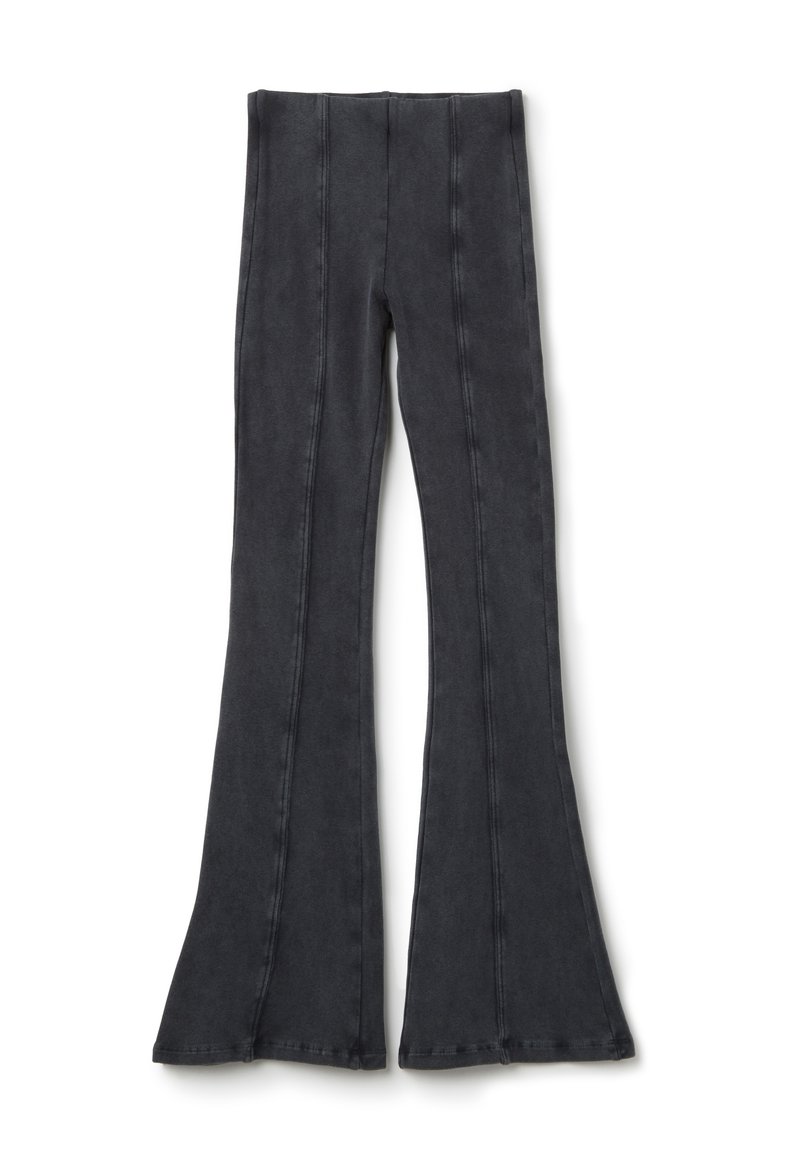 Zwarte flared pantalons met een soepele textuur, voorzien van verticale naden en een hoge taille. De stof ziet er zacht uit met een lichte glans.