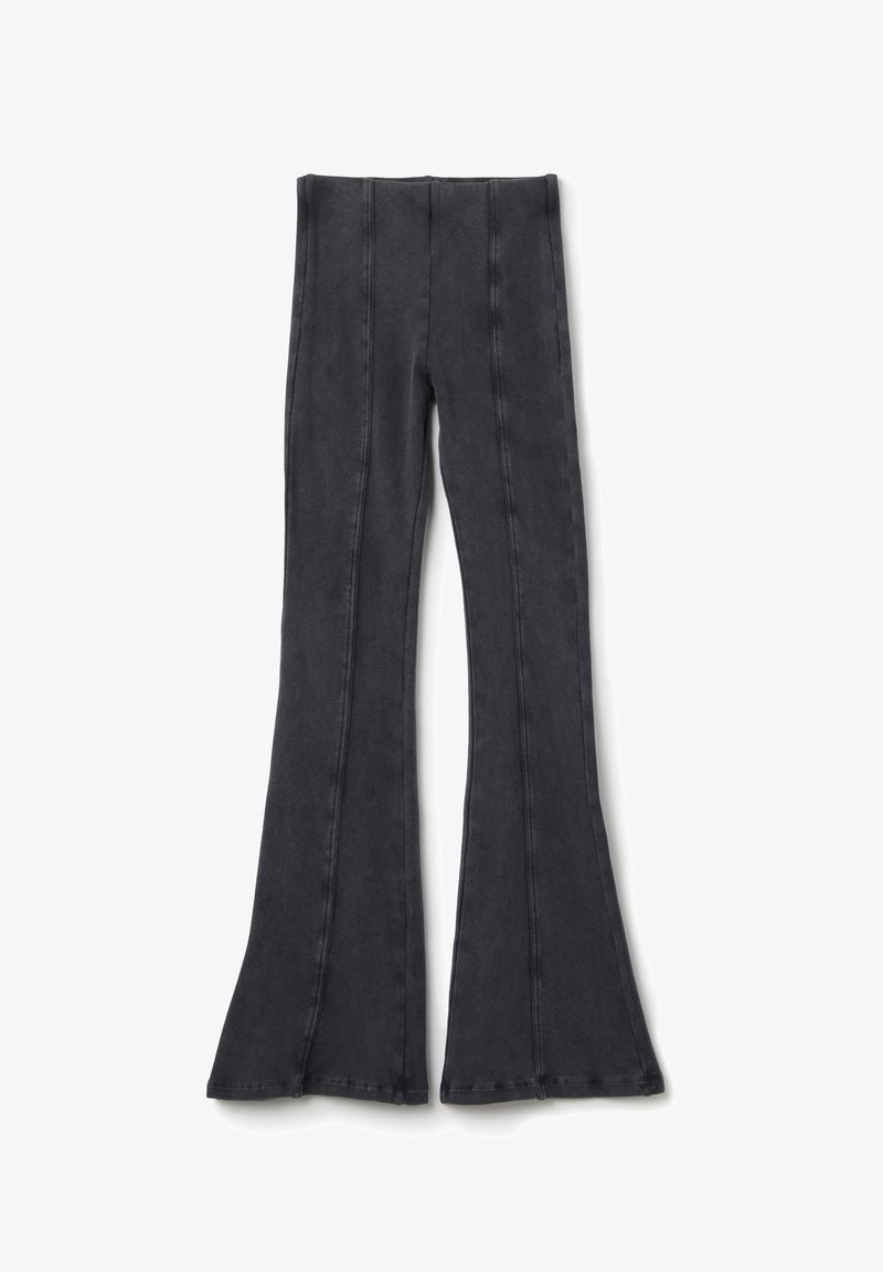 Schwarze, ausgestellte Hosen mit glatter Textur, vertikalen Nähten und hoch tailliertem Schnitt. Der Stoff wirkt weich mit einem leichten Glanz.