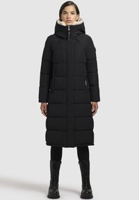 Parka nera imbottita con cappuccio, dotata di fodera in pelliccia sintetica, design a righe verticali e tasche laterali funzionali.