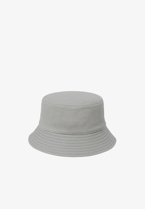 Cappello bucket in cotone grigio chiaro con tesa circolare cucita e cima piatta, mostrato su sfondo bianco.
