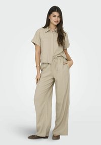 ONLY ONLCARO - Nööpidega pluus - oxford tan
