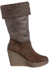 Botas cuñas marrones con una sección inferior texturizada, parte superior suave y un puño marrón peludo. El material parece sintético y tiene un acabado suave.