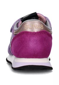 Sneaker viola e rosa con finitura in camoscio e metallizzata, con un accento argento e suola bianca, etichettata con "SUN68" sul tallone.