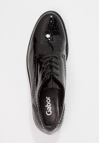 Czarne lakierowane buty na sznurówki z detalami brogue, okrągłym noskiem i teksturowaną podeszwą. Posiadają wyściółkę z amortyzacją oraz markowe wnętrze.