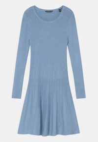 Žíhané šaty s dlouhým rukávem v světle modré barvě, s přiléhavým korzetem a rozšířenou sukní se svislými pruhy a jemnými vodorovnými výřezy.