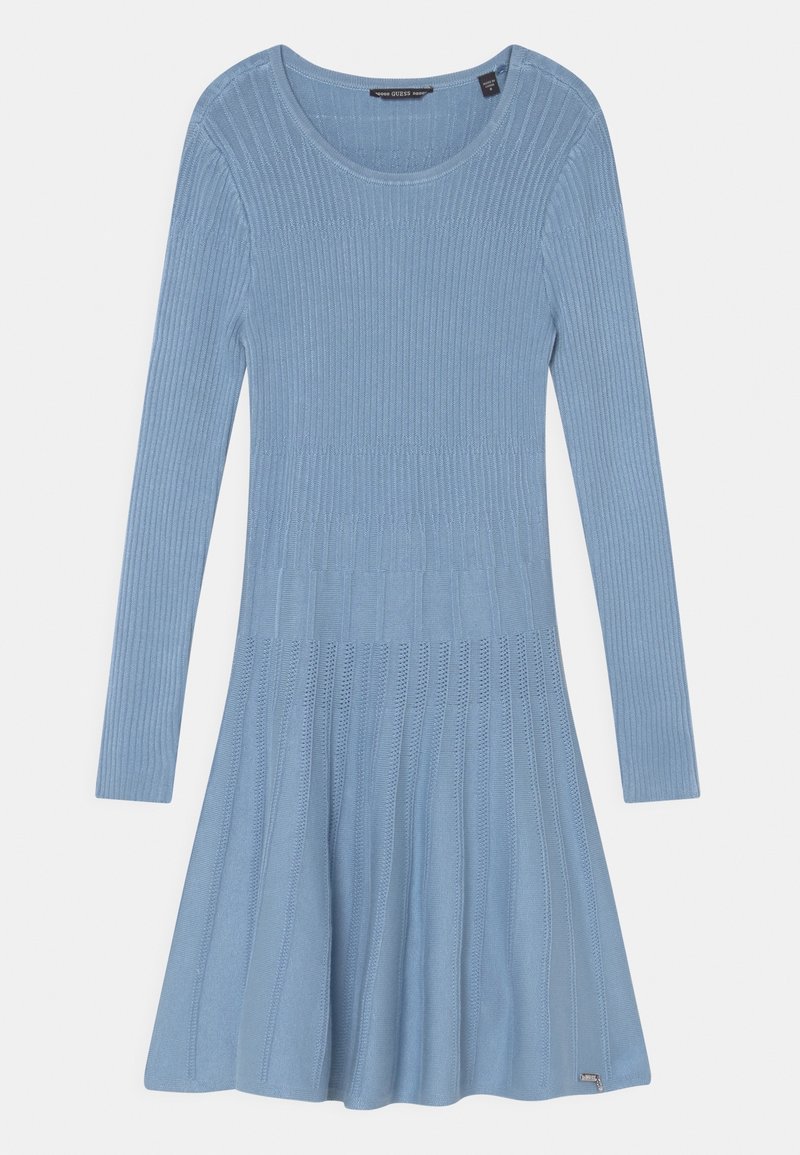 Žíhané šaty s dlouhým rukávem v světle modré barvě, s přiléhavým korzetem a rozšířenou sukní se svislými pruhy a jemnými vodorovnými výřezy.