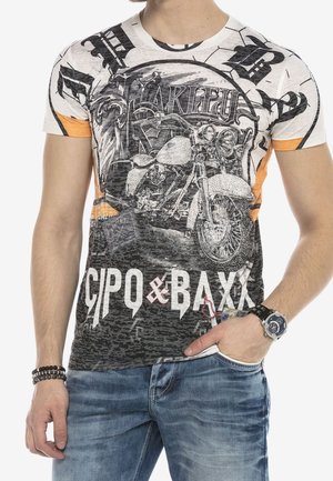Koszulka z grafiką w kolorach białym, czarnym i pomarańczowym, z motocyklowym wzorem, fakturowym nadrukiem oraz logo "CIPO & BAXX" na dole.