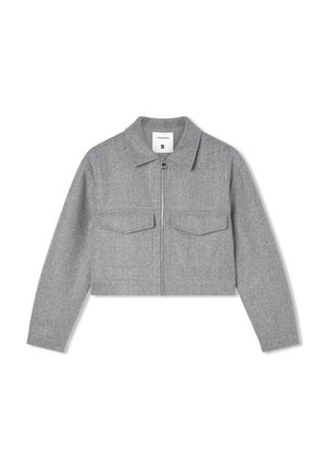 Giacca grigia ritagliata con chiusura a zip, colletto e due tasche frontali. Realizzata in tessuto strutturato per calore e comfort.