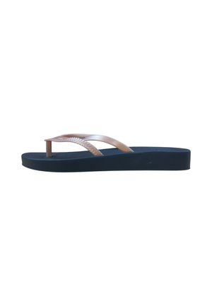 Enkele zwarte teenslipper met roségouden gevlochten en gladde bandjes, zijaanzicht, tegen een witte achtergrond.