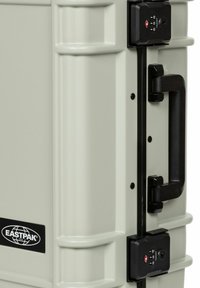 Pevný obal v světle šedé barvě s černými prvky, robustní rukojetí a bočními kombinovanými zámky pro zvýšení bezpečnosti.