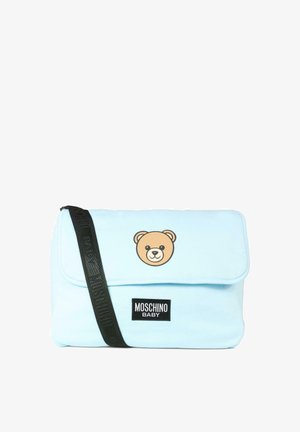 Borsa in tessuto di colore azzurro chiaro con pattina, con stampa di orsetti e una tracolla nera con testo in rilievo. Include un'etichetta Moschino Baby.