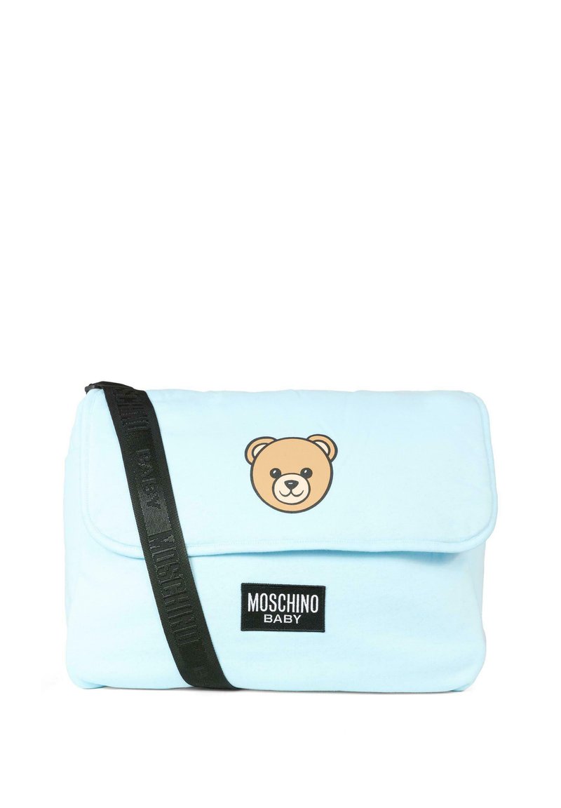 Borsa in tessuto di colore azzurro chiaro con pattina, con stampa di orsetti e una tracolla nera con testo in rilievo. Include un'etichetta Moschino Baby.