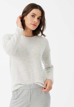 Helles graues Strickpullover mit rundem Halsausschnitt und langen Ärmeln, ausgestattet mit einem strukturierten Muster und einem lockeren Schnitt.