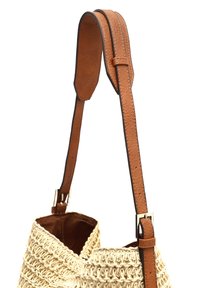 Borsa in paglia intrecciata con una tracolla in pelle marrone liscia, caratterizzata da un design incrociato, colori neutri e dettagli in metallo.