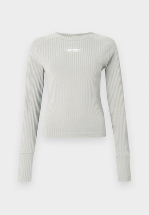 Cămașă pe gât, de culoare gri deschis, cu dungi, cu un design ajustat și un mic logo alb "jordan" centrat pe piept.