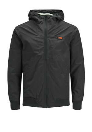 Chaqueta negra con capucha, cremallera frontal, capucha con cordón, dos bolsillos laterales, puños acanalados y un pequeño logo rectangular naranja en el pecho.