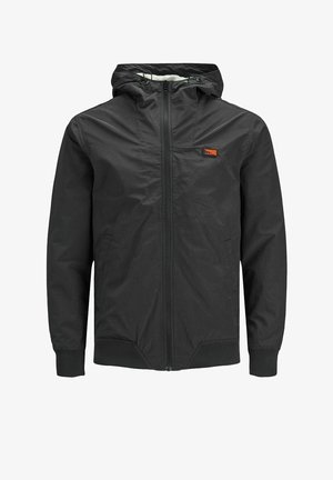 Veste noire à capuche avec fermeture éclair frontale, capuche à cordon de serrage, deux poches latérales, poignets côtelés, et un petit logo rectangulaire orange sur la poitrine.