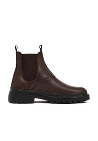 Bruine leren Chelsea-boot met elastische gaas zijpanelen, trek-lussen en dikke zwarte rubberen zool met profiel voor grip.
