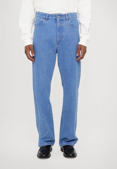 Jean en denim bleu clair avec une coupe droite, comportant cinq poches, des passants de ceinture et une fermeture éclair avec un bouton.