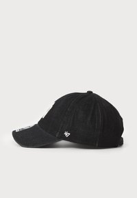 Gorra de béisbol de denim negro con visera curva, que presenta una marca blanca en la parte frontal y lateral, y un diseño de tejido texturizado.