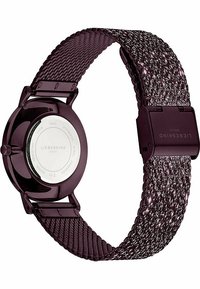 Lila nätrem klocka med en blank rund krets, baksidan i rostfritt stål och minimalistisk design, som har en säkerstängning och vattentålighet.