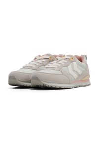 Scarpe da ginnastica grigio chiaro realizzate in rete e suede. Presentano strisce bianche, accenti rosa, superfici testurizzate e una suola ammortizzata.