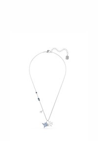 Silverfärgad kedjennäcka med stjärnformade hängen, ett med blå stenar, och tre små blå pärlor på ena sidan.